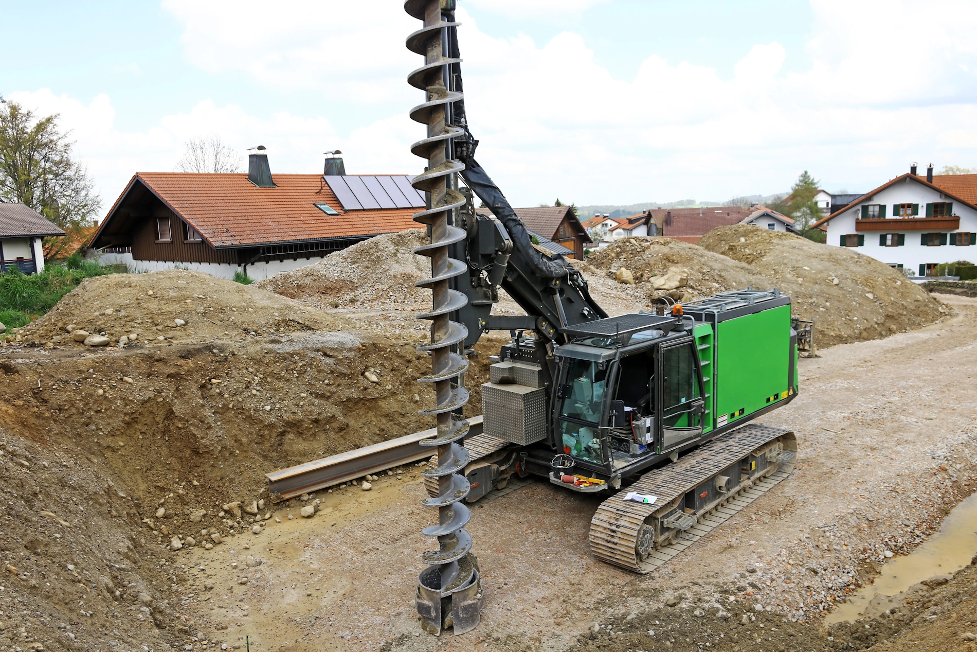 Großer Bohrer auf Baustelle vor Haus